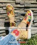 Ze 00053 Huaraches Artesanales Piso Para Mujer Tan Mariposa Con Flores Bordadas Fabricante Calzado Mayoreo (1)